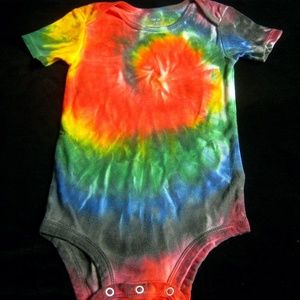 Short-sleeved tie-dyed baby onesie